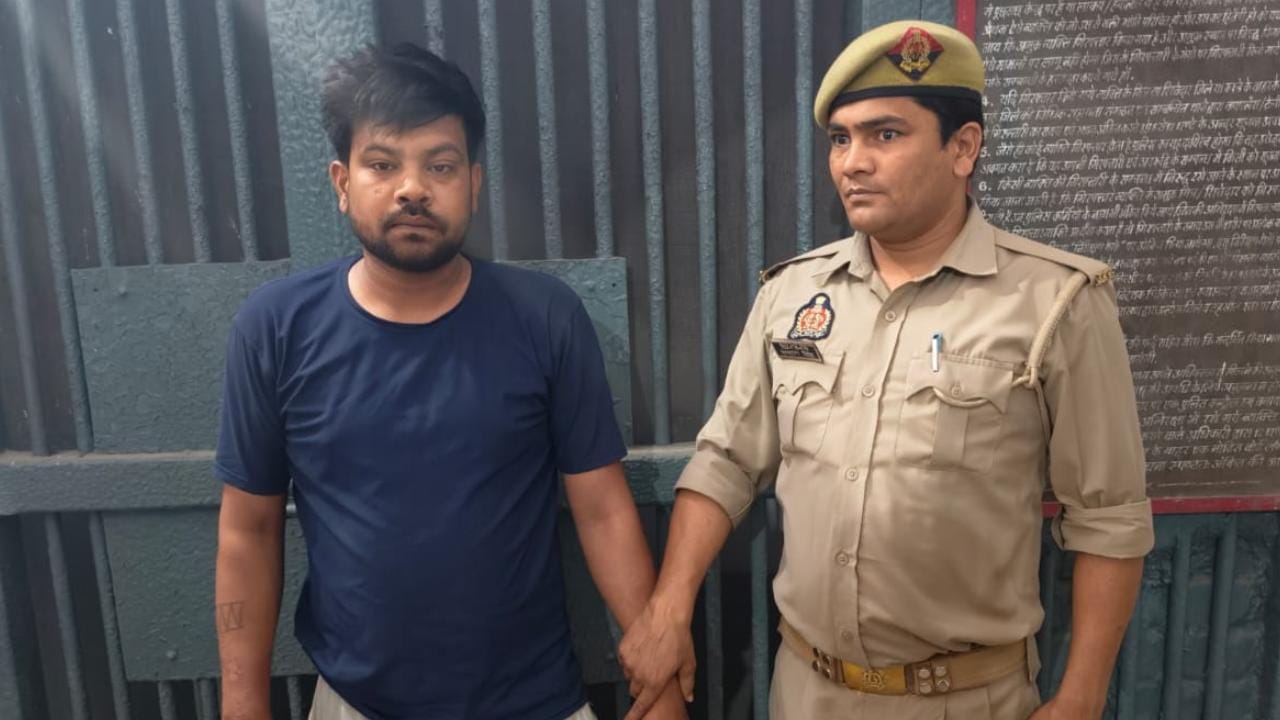 आरोपी को पकड़े जीआरपी।