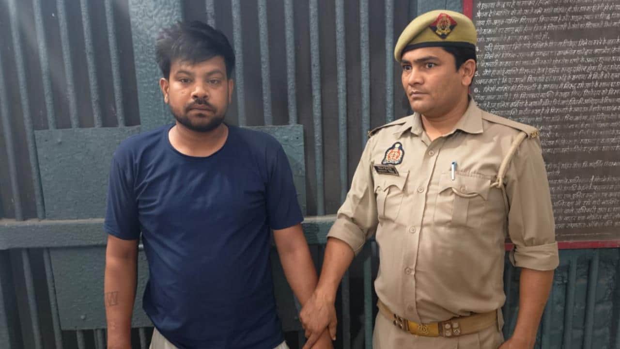 आरोपी को पकड़े जीआरपी।