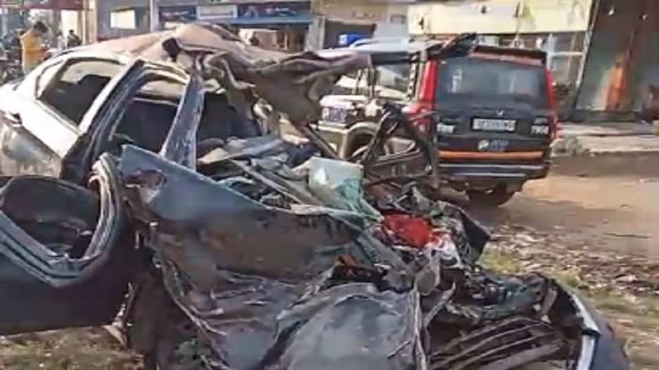 कार के उड़े परखच्चे