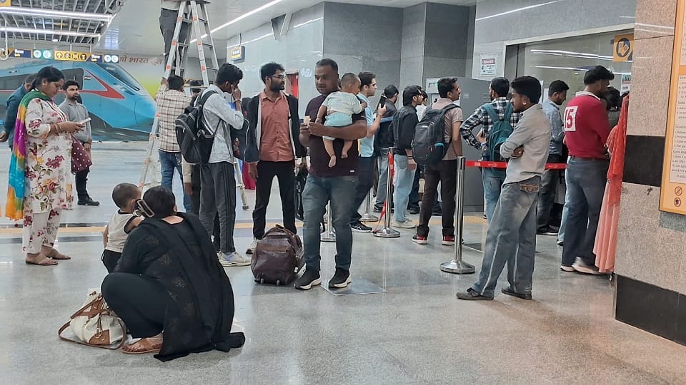 Meerut: Rapid rail started running at a speed of only 40 km, not 160 km, passengers kept waiting