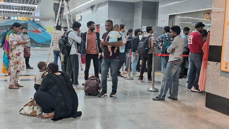 बेगमपुल स्टेशन इंतजार करते यात्री।