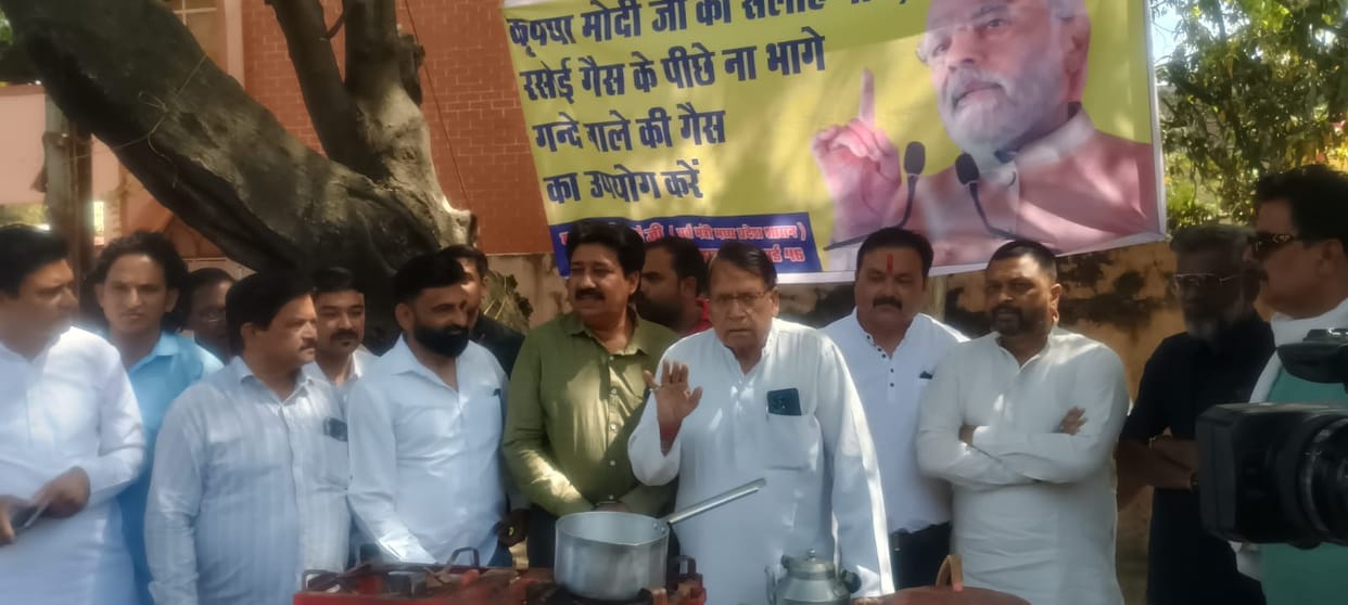 LPG Crisis: Congress Workers Descend into Drain to Extract Gas—A Unique Protest Against the LPG Shortage; Forc