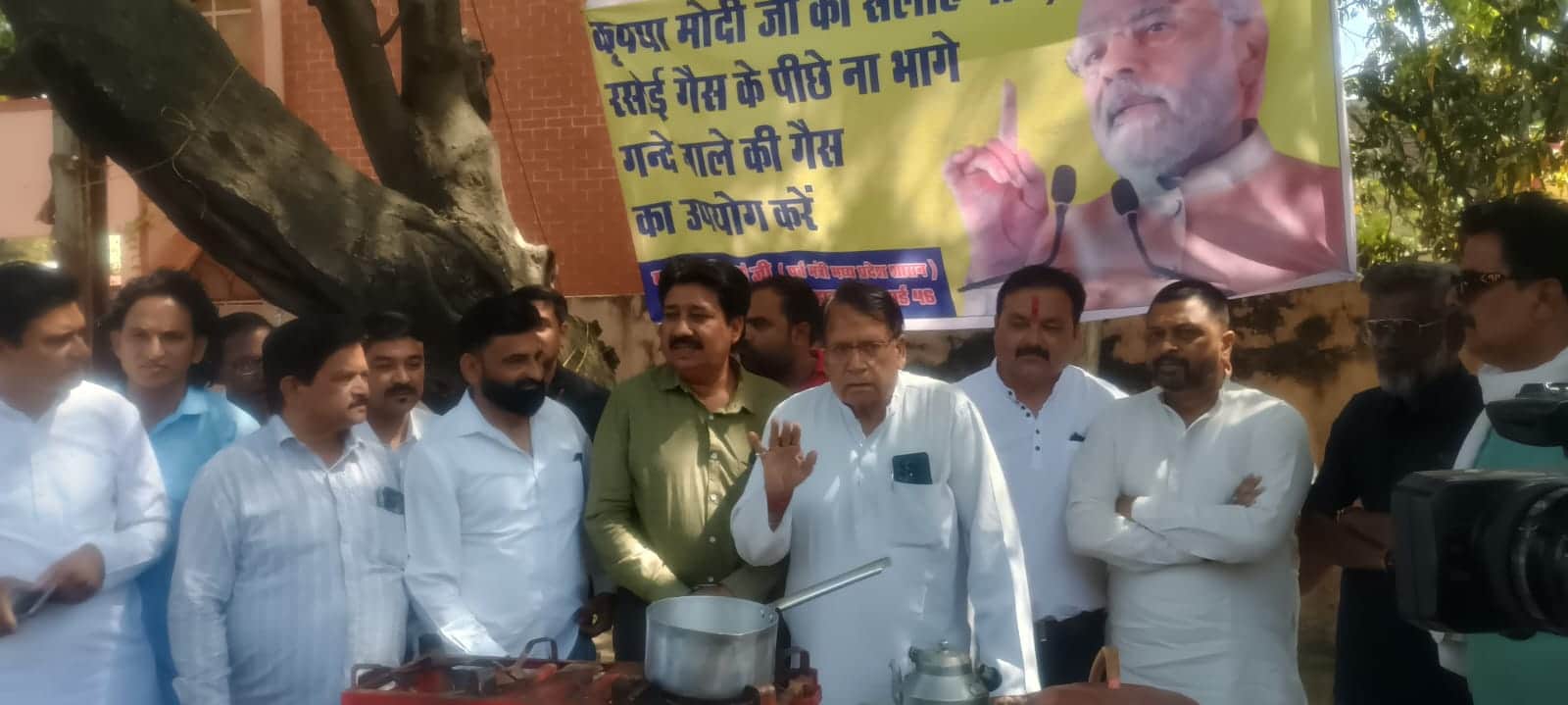 LPG Crisis: Congress Workers Descend into Drain to Extract Gas—A Unique Protest Against the LPG Shortage; Forc