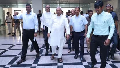 सचिवालय पहुंचे सीएम नीतीश कुमार।