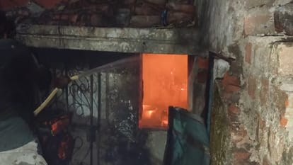 Bilaspur Fire News:फ्रिज में ब्लास्ट होने से मकान में लगी भीषण आग, जिंदा  जली बुजुर्ग महिला, देखें वीडियो - An Elderly Woman Died In A House Fire In  The Sarkanda Police Station