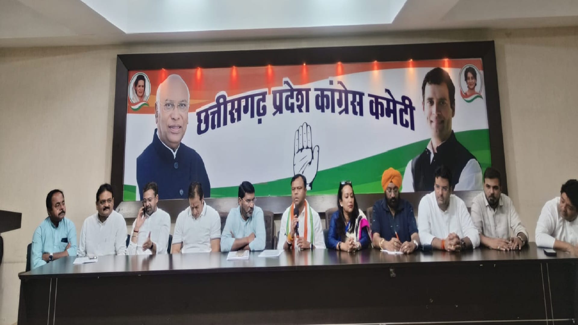 मीडिया से चर्चा करते छत्तीसगढ़ कांग्रेस अध्यक्ष दीपक बैज