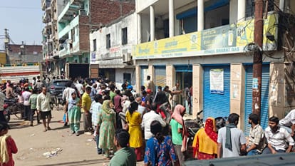 consumers did not get cylinder Despite standing in line at many places in Noida