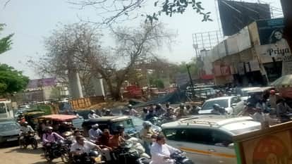 Long traffic jam on MG Road in Agra