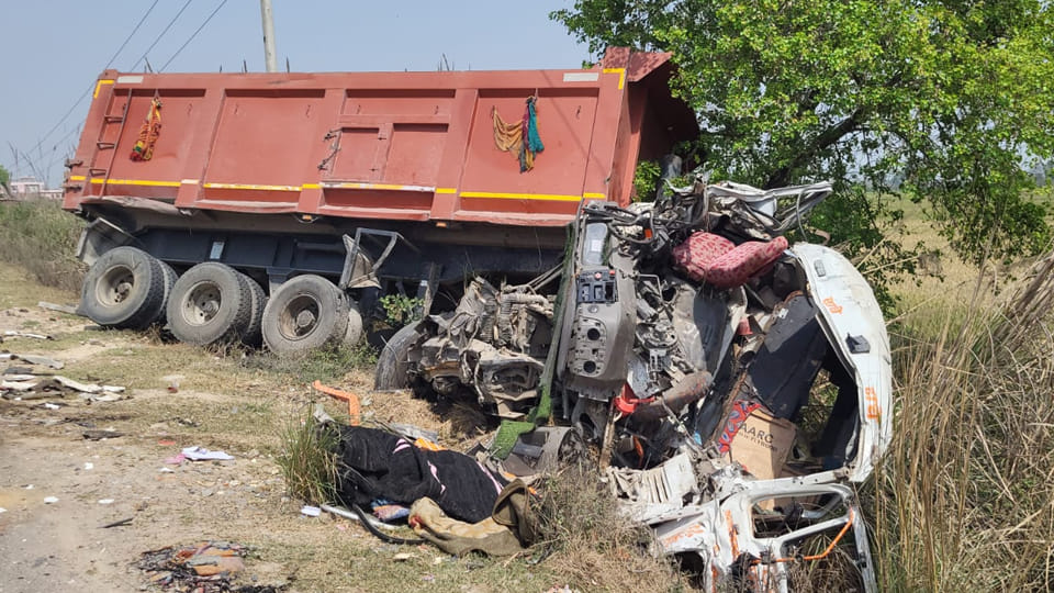 Fatehpur: Driver killed in collision between out-of-control dumpers; 6-km traffic jam on highway