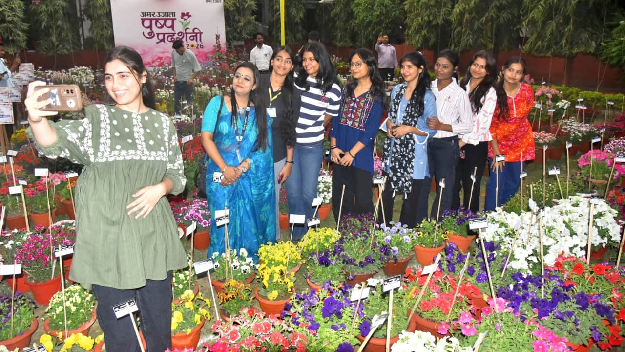 पुष्प प्रदर्शनी में सेल्फी लेतीं युवतियां