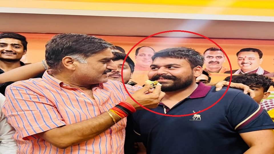 गोली चलाने के आरोपी शशांक पंडित का मुंह मीठा कराते सांसद सतीश गौतम