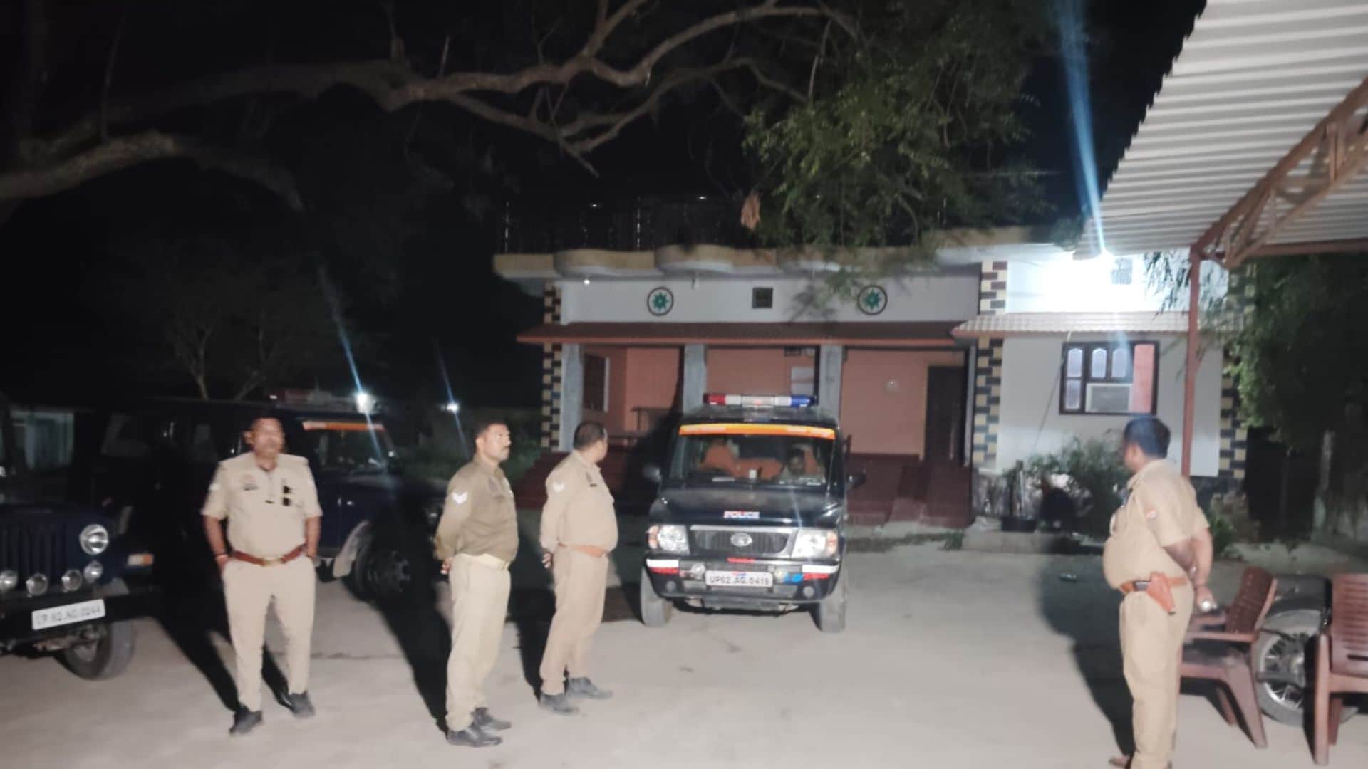 घटनास्थल पर छानबीन करती पुलिस