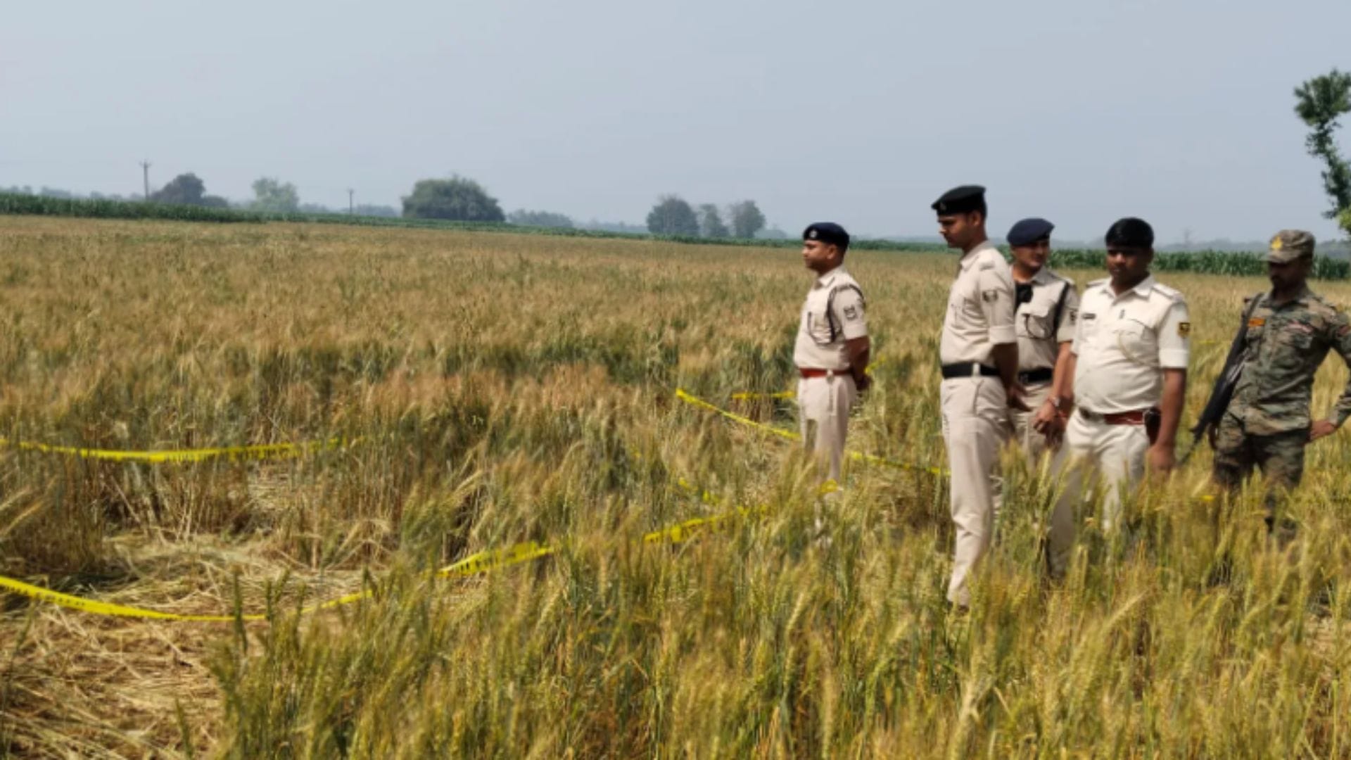 घटनास्थल पर जांच करती पुलिस