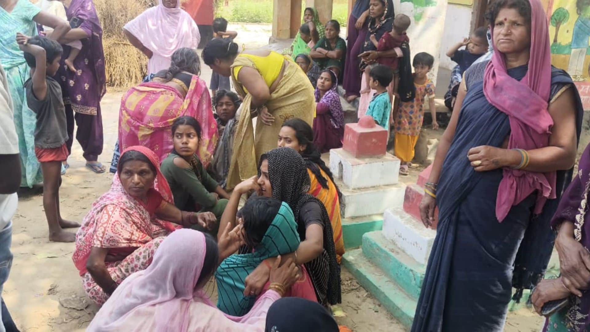 हादसे के बाद रोते बिलखते परिजन