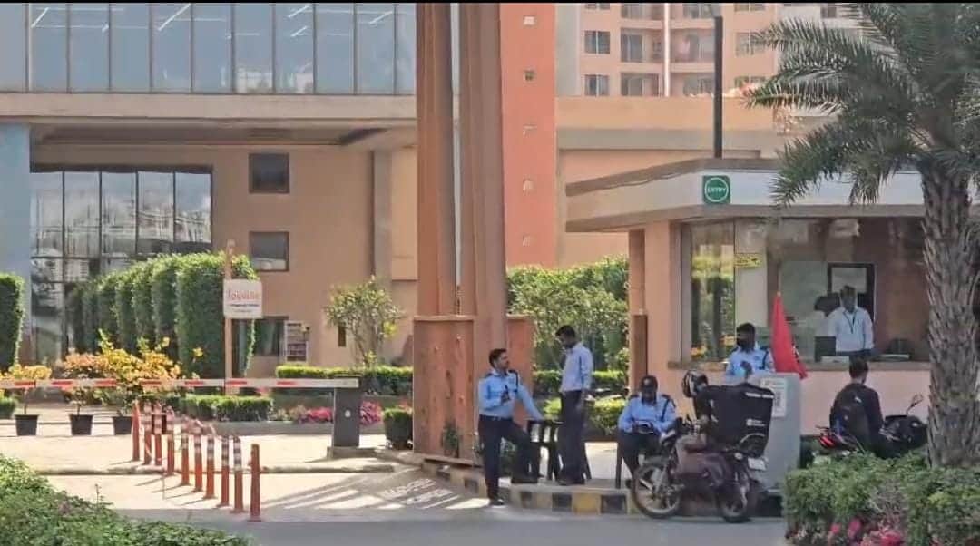 father jumped from 23rd floor with his two-year-old daughter In Gurugram both died