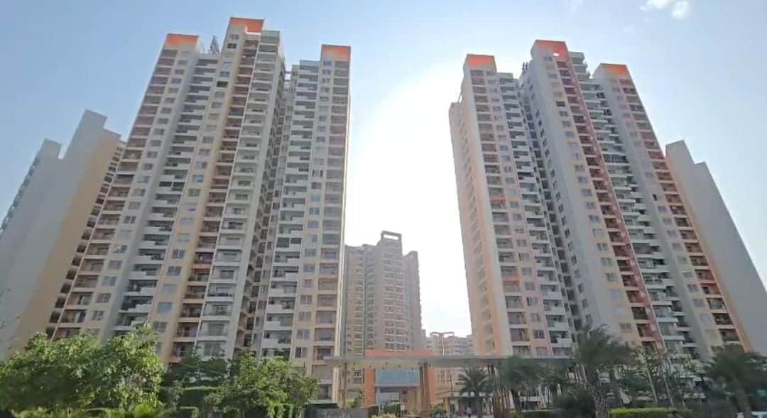 father jumped from 23rd floor with his two-year-old daughter In Gurugram both died