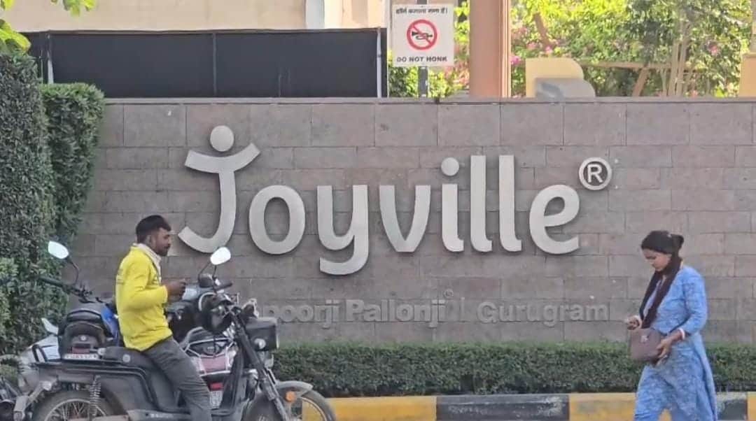 father jumped from 23rd floor with his two-year-old daughter In Gurugram both died