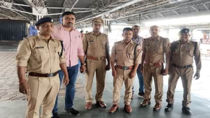 After not getting a job, he became a fake RPF inspector, arrested by GRP.