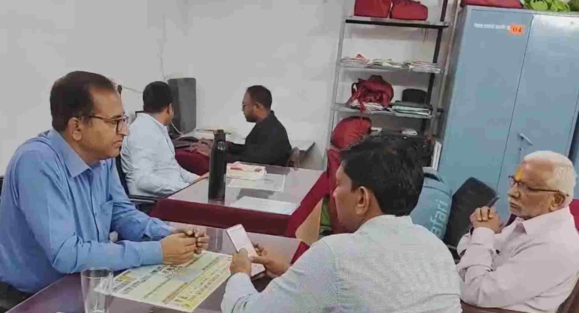 जांच करते अधिकारी