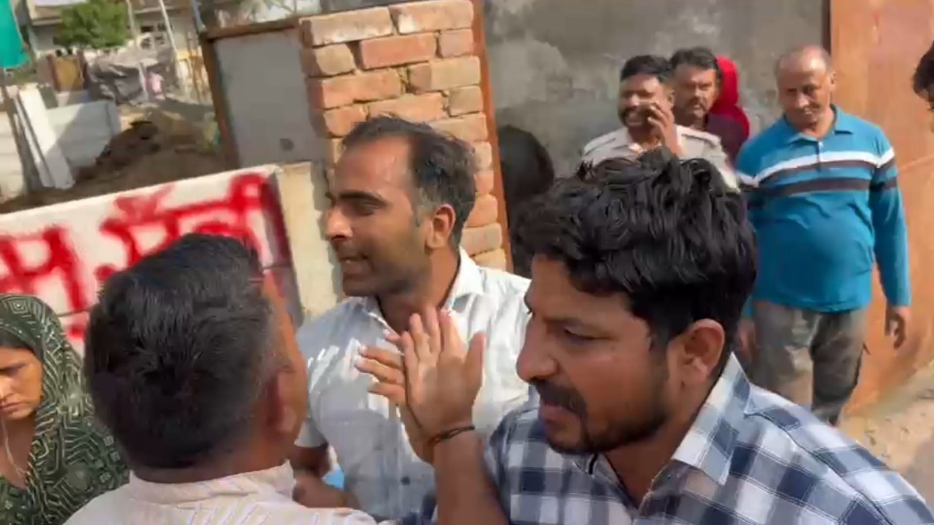 जमीन विवाद में हुई हिंसक झड़प में कई घायल