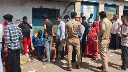 consumers did not get cylinder Despite standing in line at many places in Noida