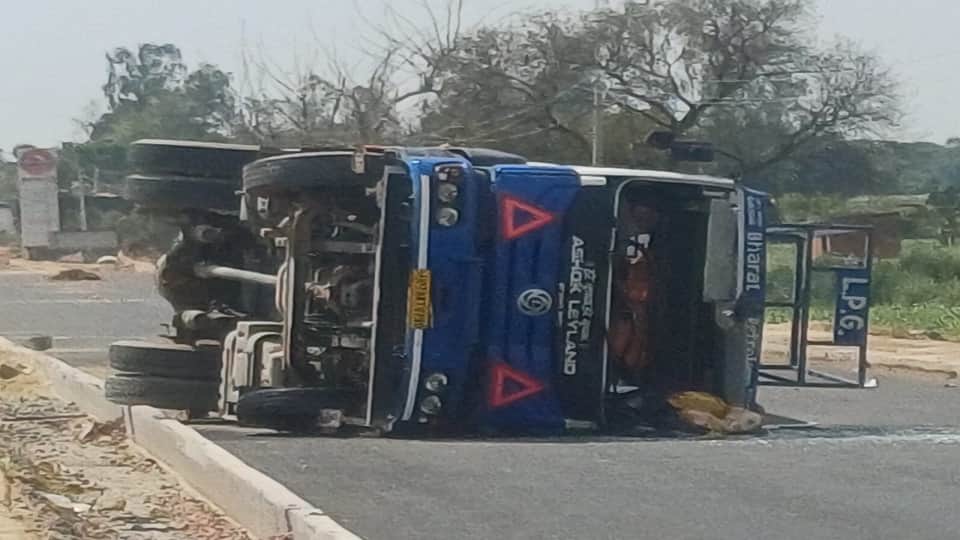 कासगंज में LPG टैंकर पलटा