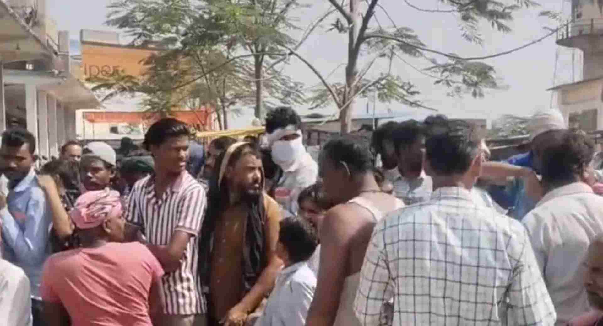 लाइन में खड़े लोग