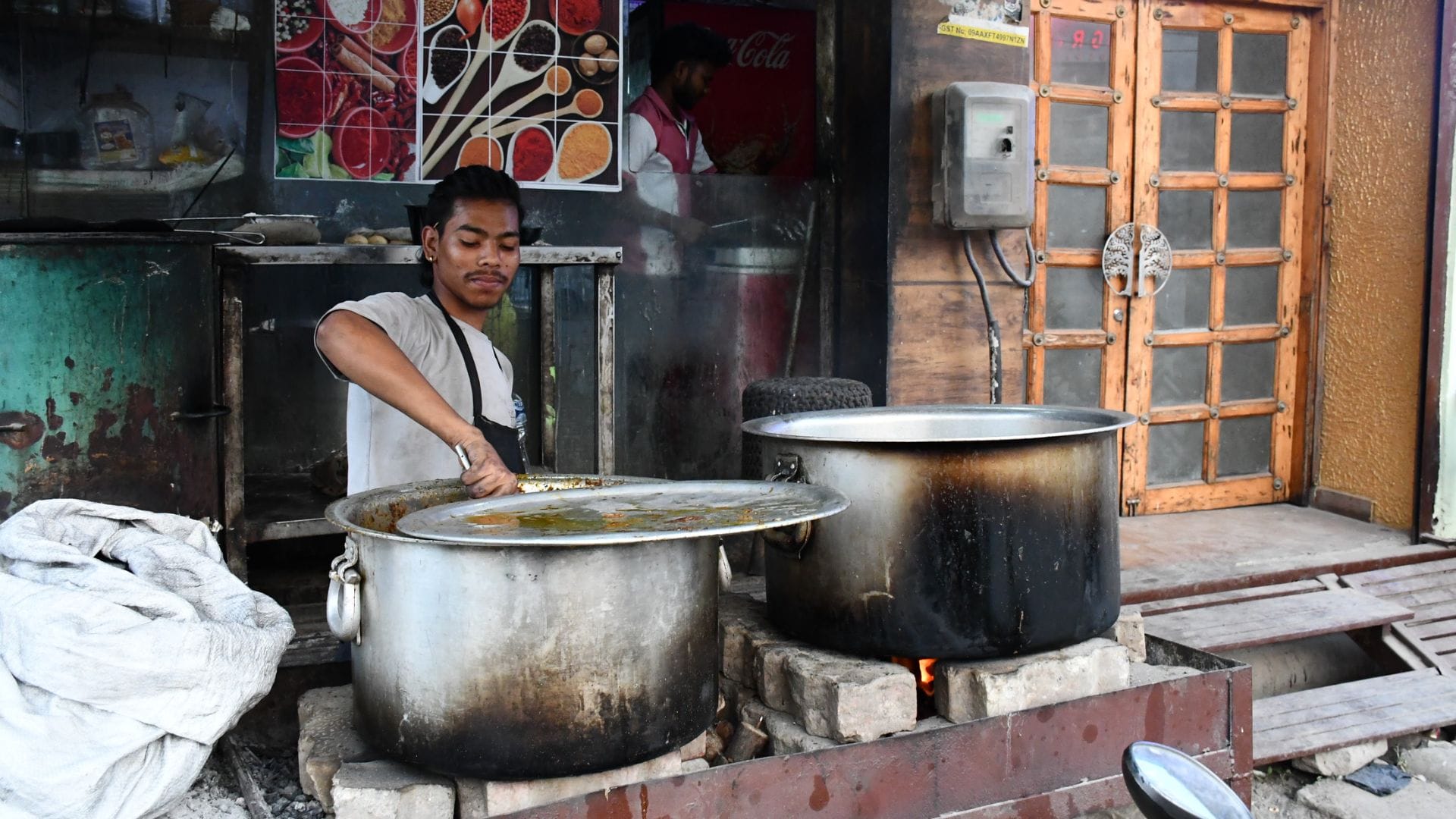 70% of shops selling famous Kachoris of Kashi closed PNG connection to be installed at Annapurna Temple