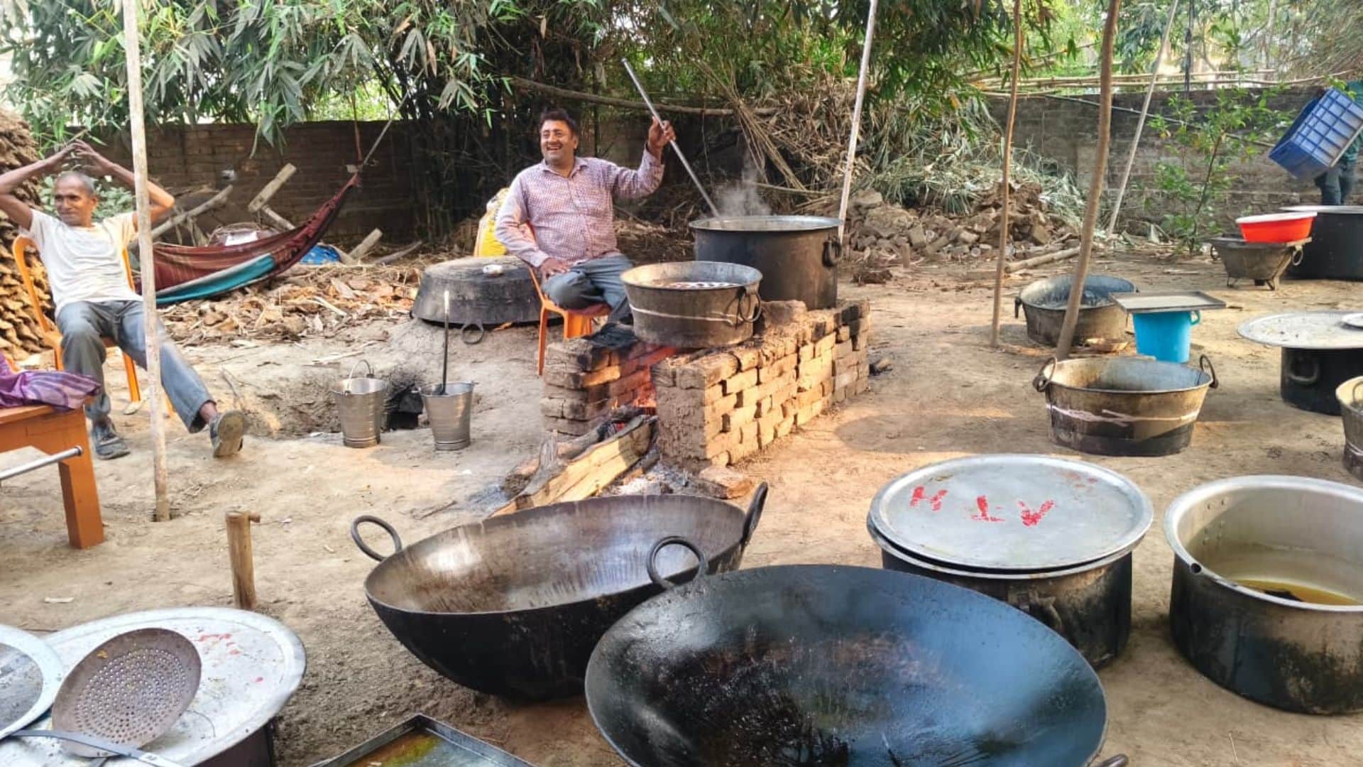 70% of shops selling famous Kachoris of Kashi closed PNG connection to be installed at Annapurna Temple