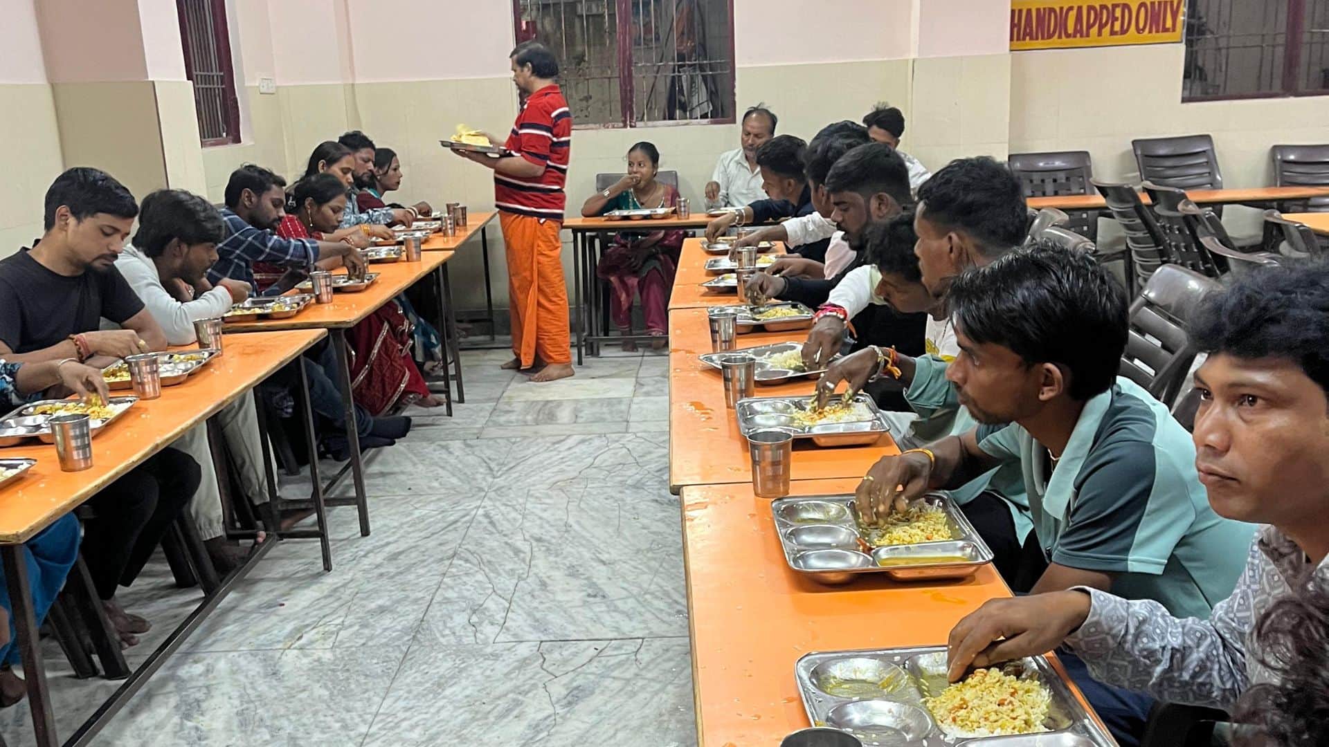 70% of shops selling famous Kachoris of Kashi closed PNG connection to be installed at Annapurna Temple