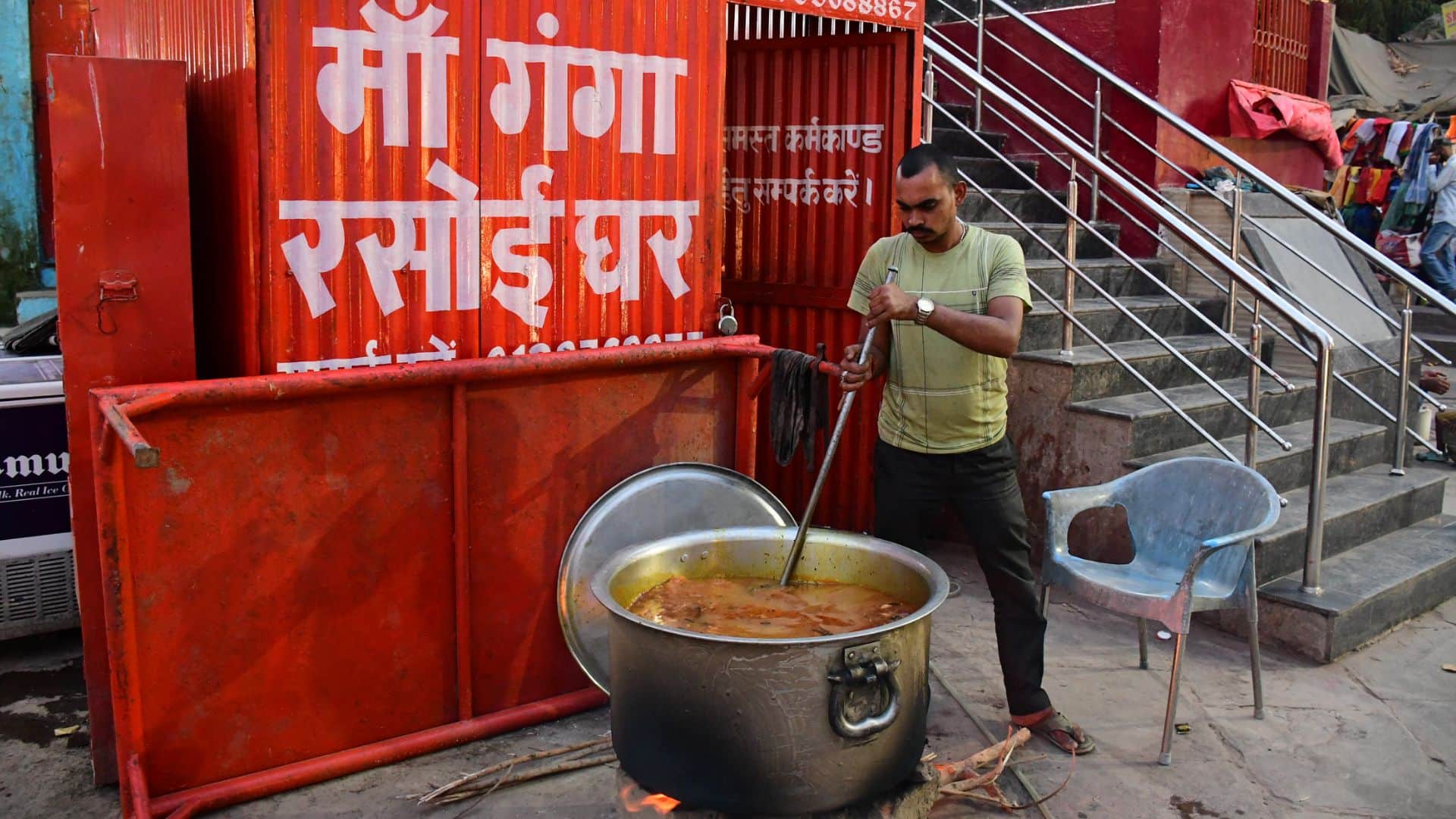 70% of shops selling famous Kachoris of Kashi closed PNG connection to be installed at Annapurna Temple