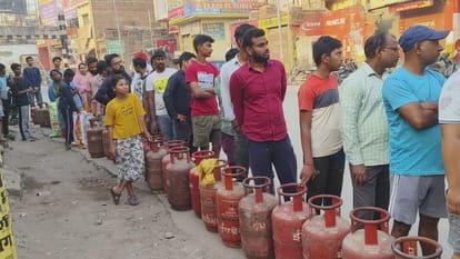 एलपीजी लेने के लगी कतार।