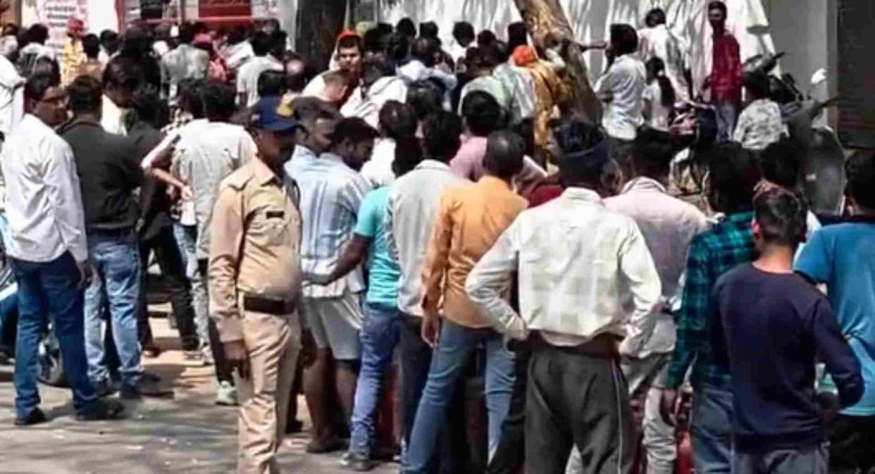 chhatarpur lpg cylinder shortage crowd at swaroop gas agency godown police security distribution