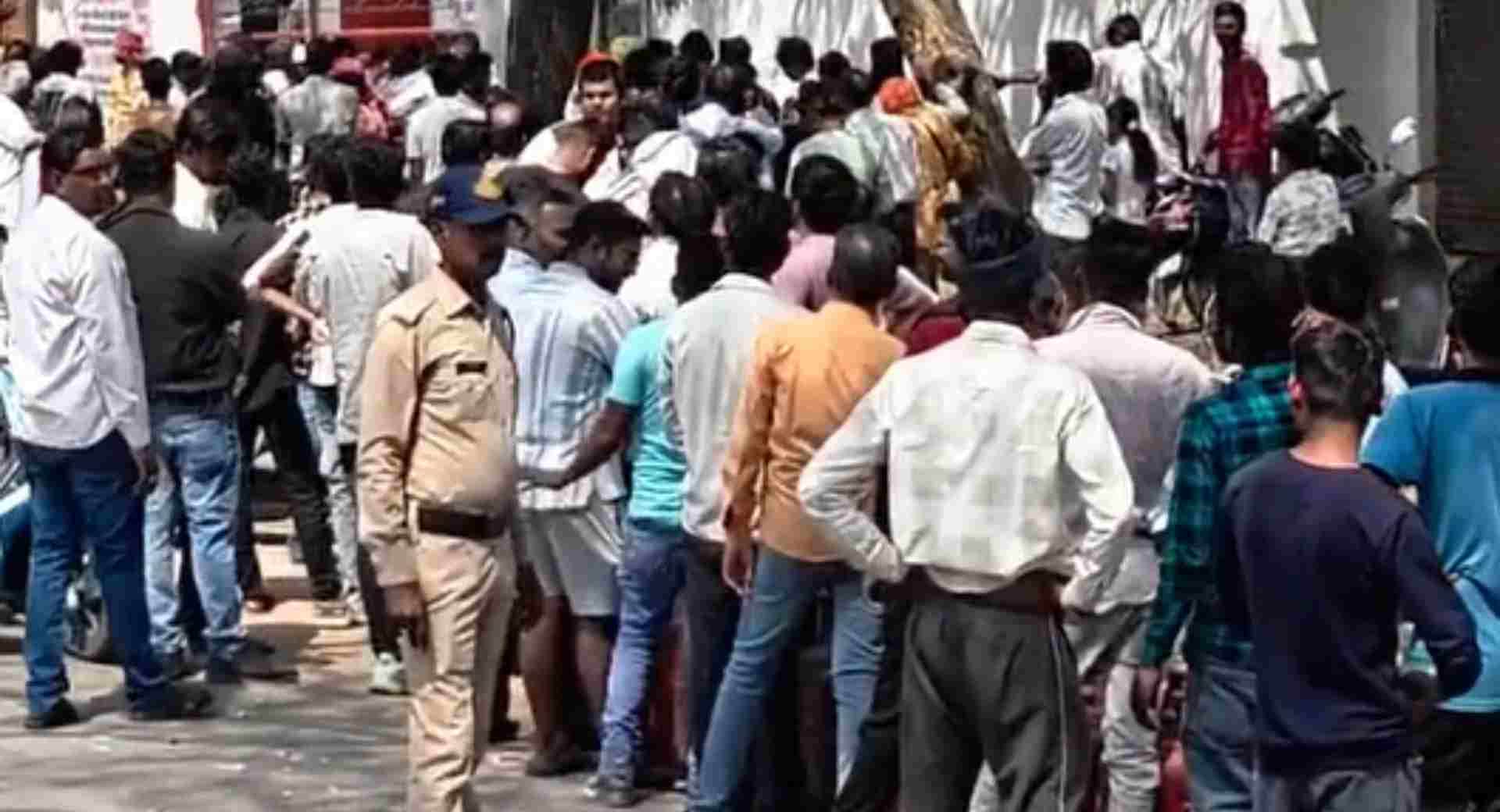 मौके पर मौजूद लोग