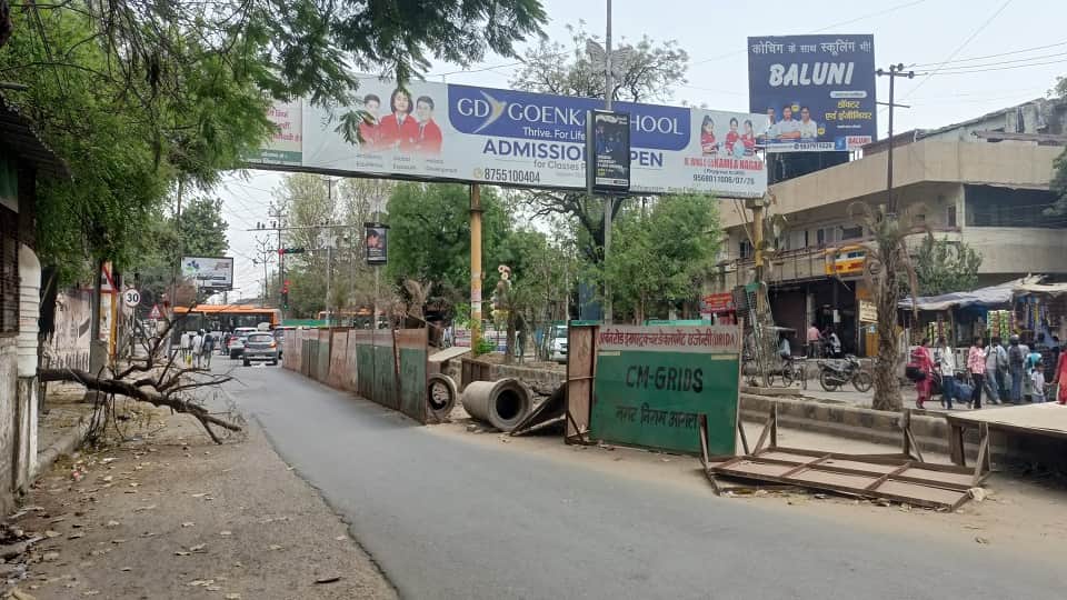 मेट्रो के दूसरे कॉरिडोर में हरीपर्वत चौराहे पर स्टेशन बनाने के लिए की गई बैरीकेडिंग।