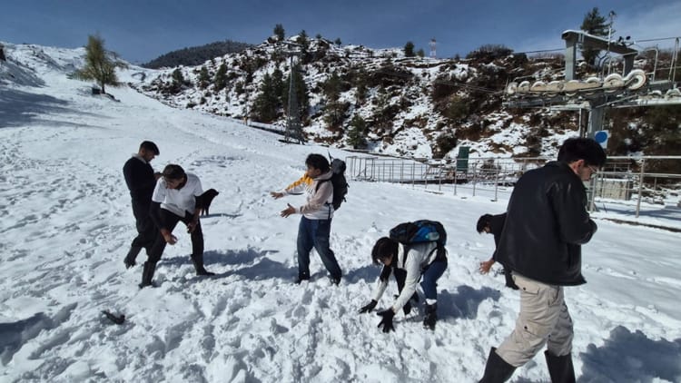 Snowfall: मार्च में औली से लेकर बदरीनाथ तक की चोटियां बर्फ से हुईं सफेद, पर्यटक स्थल हुए गुलजार, तस्वीरें
