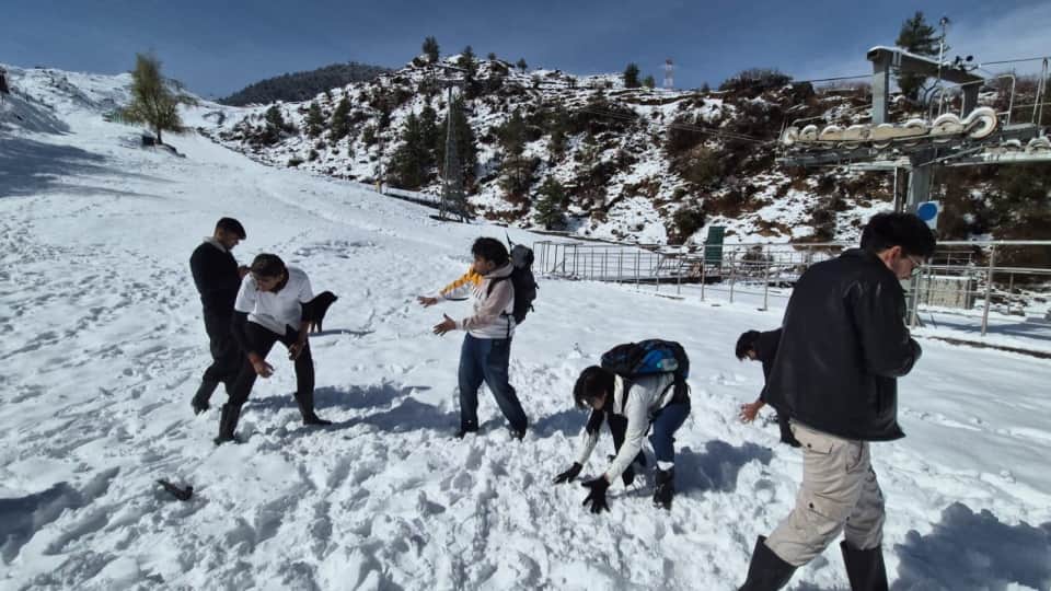 औली में बर्फबारी