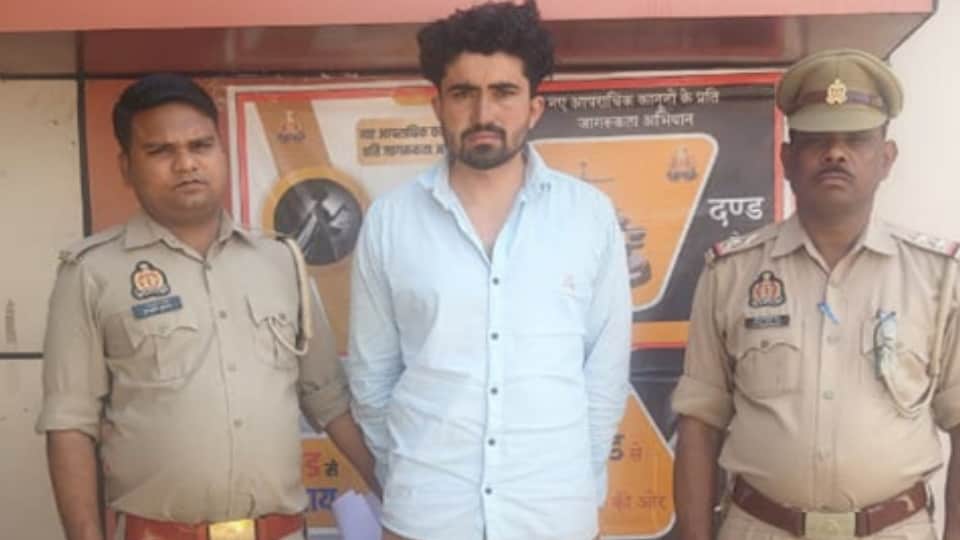 पुलिस की गिरफ्त में आरोपी अनुज कुमार।