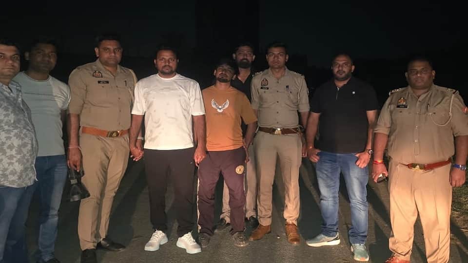 पुलिस की गिरफ्त में आरोपी