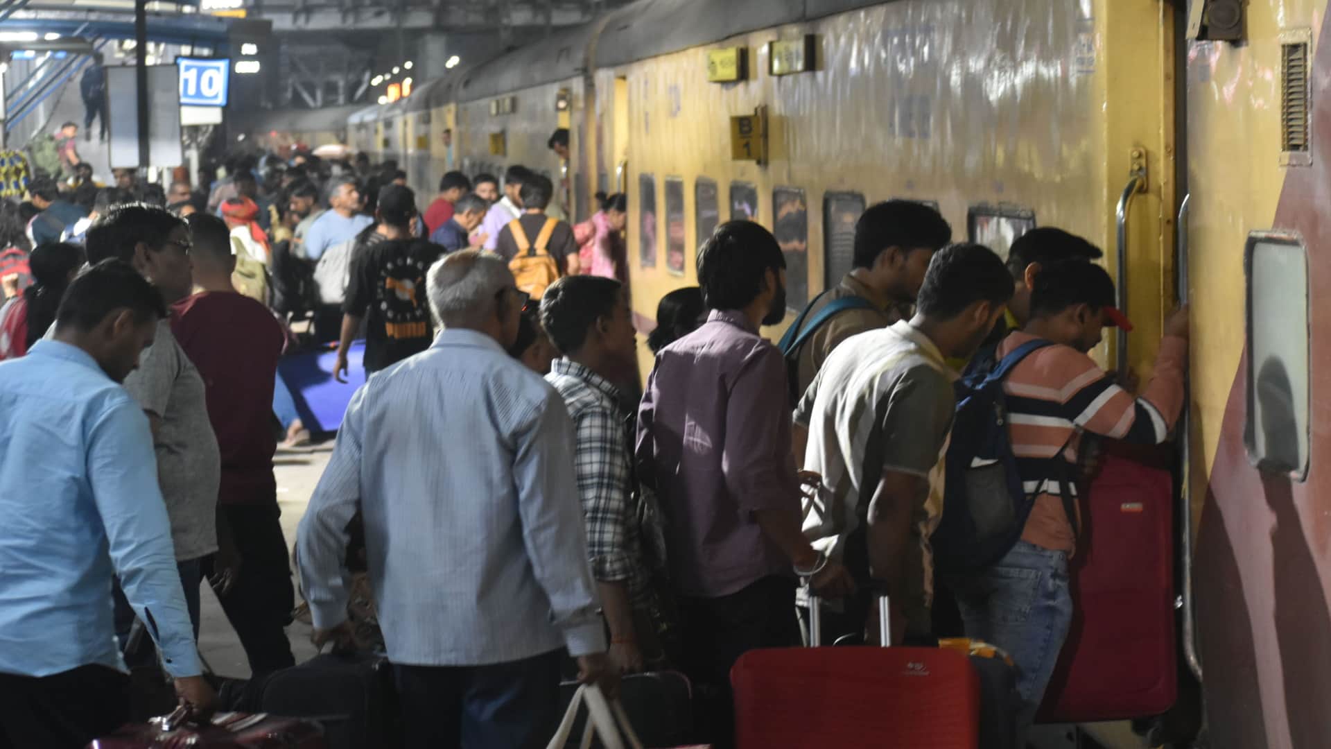 प्रयागराज जंक्शन पर उमड़ी भीड़।