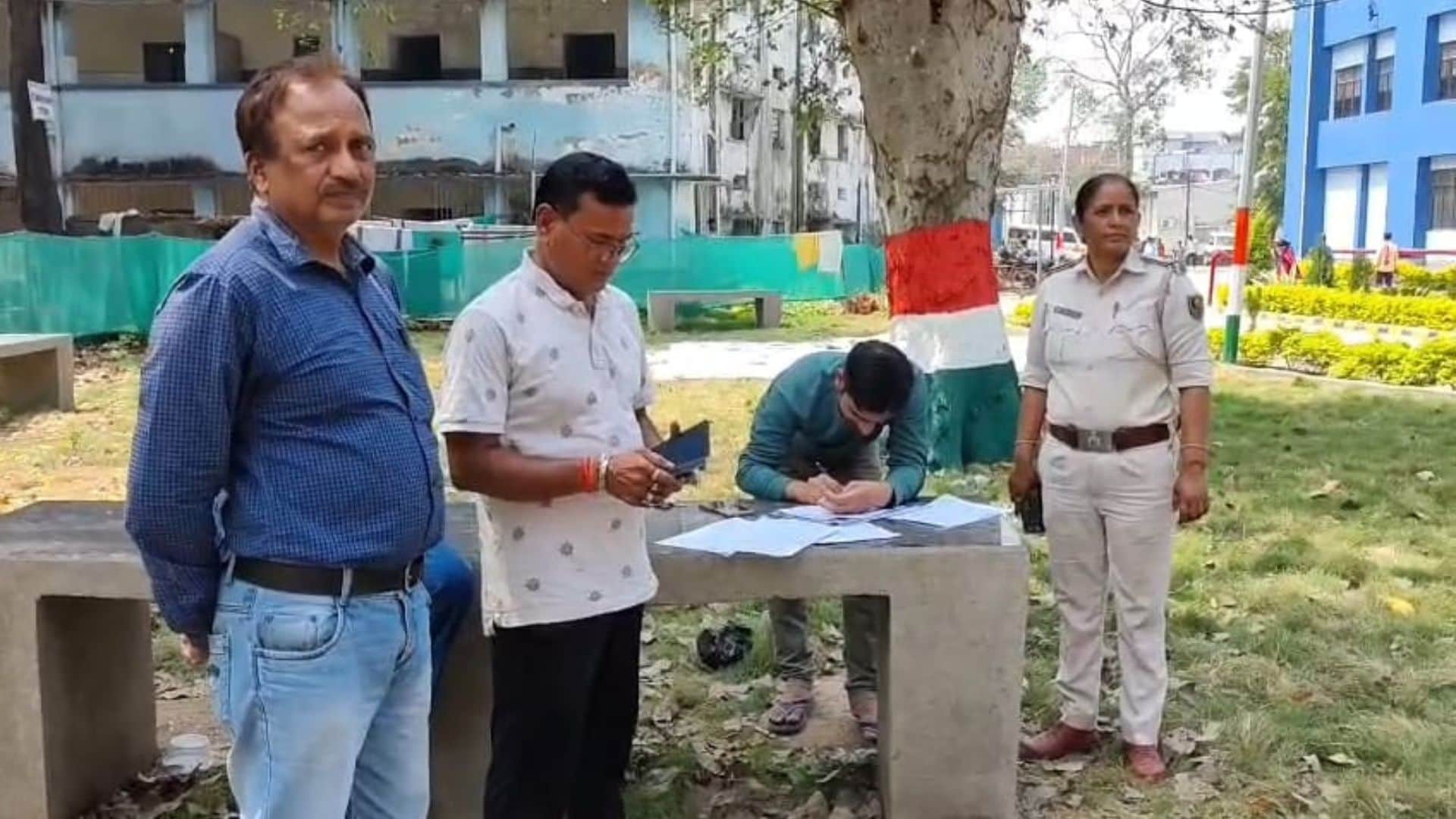 पोस्टमॉर्टम के इंतजार में खड़े परिजन