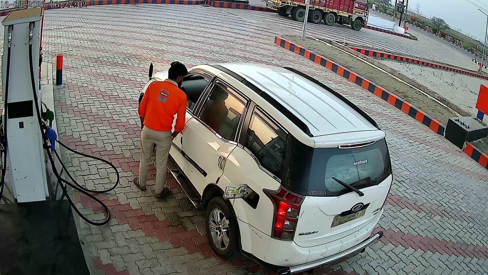 पेट्रोल भरवाकर भाग गया कार सवार