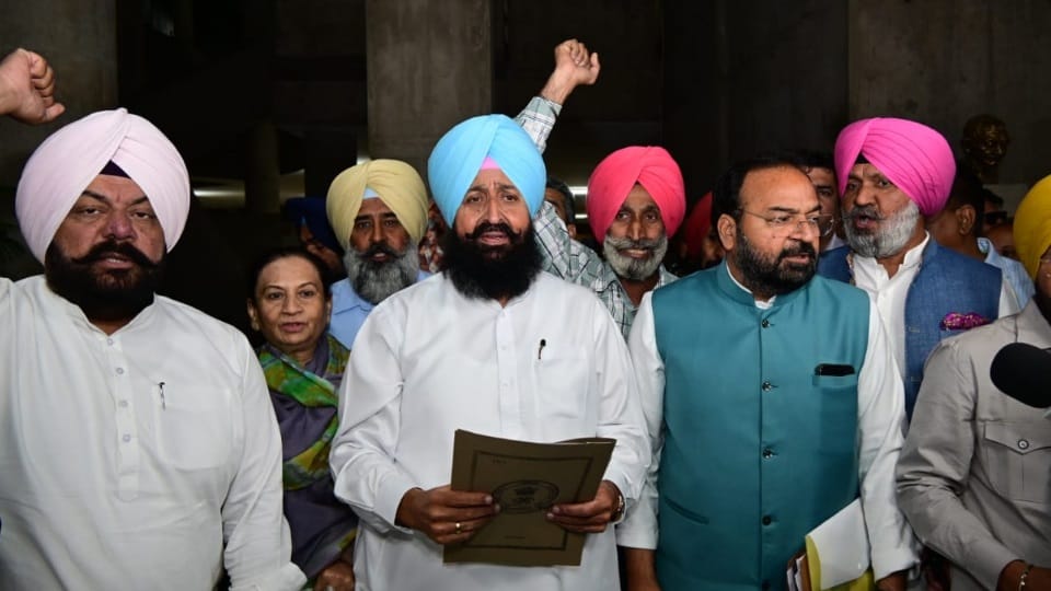 पंजाब विधानसभा में नारेबाजी करते कांग्रेसी विधायक