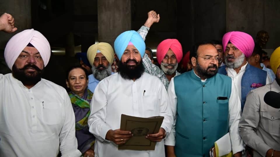 पंजाब विधानसभा में नारेबाजी करते कांग्रेसी विधायक
