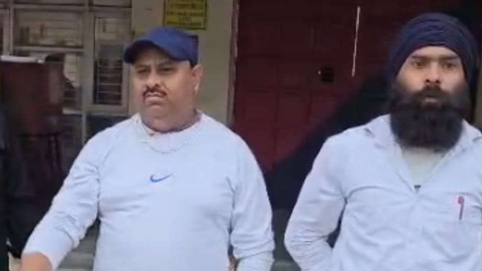 नारेबाजी करते लोग