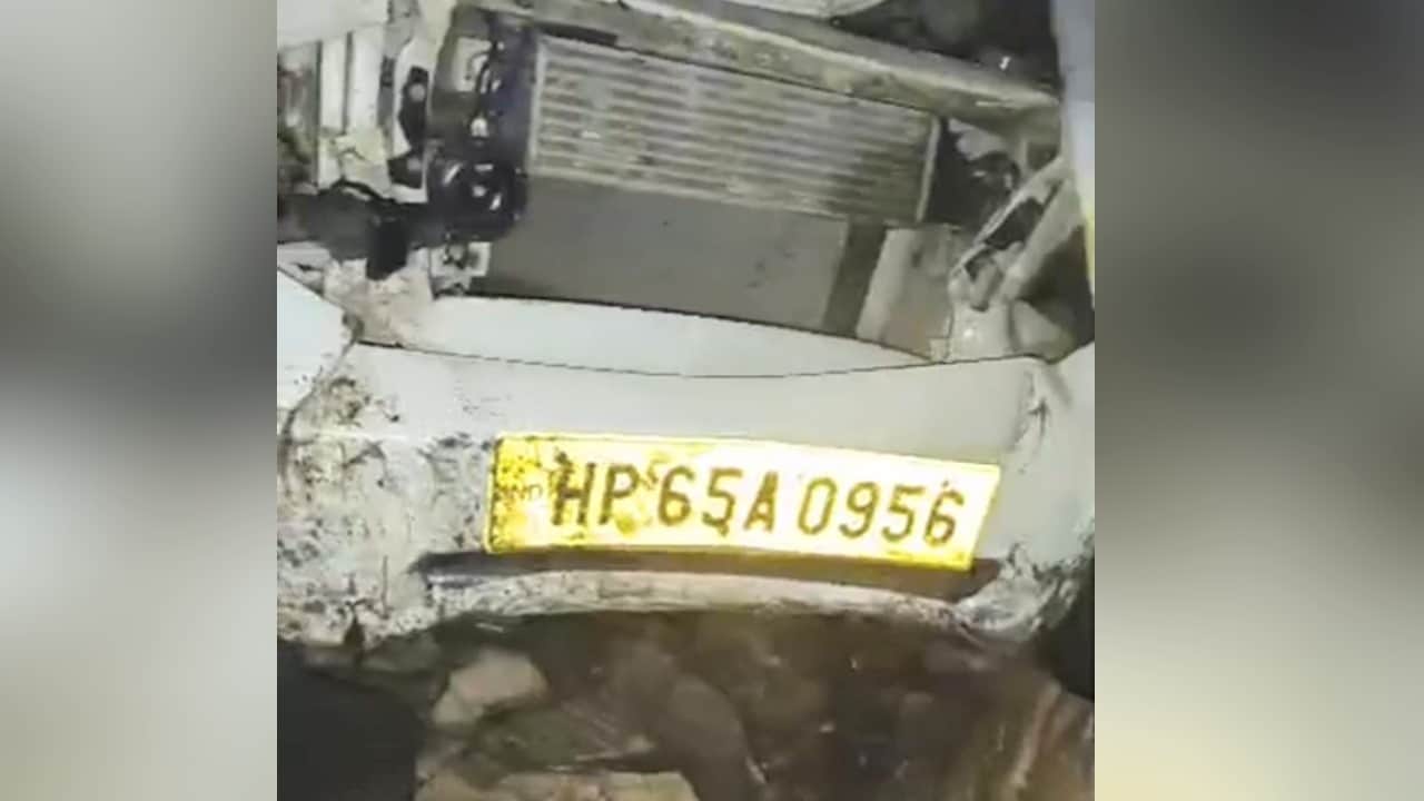 सैंज में बोलेरो 50 मीटर गहरी खाई में गिरी।