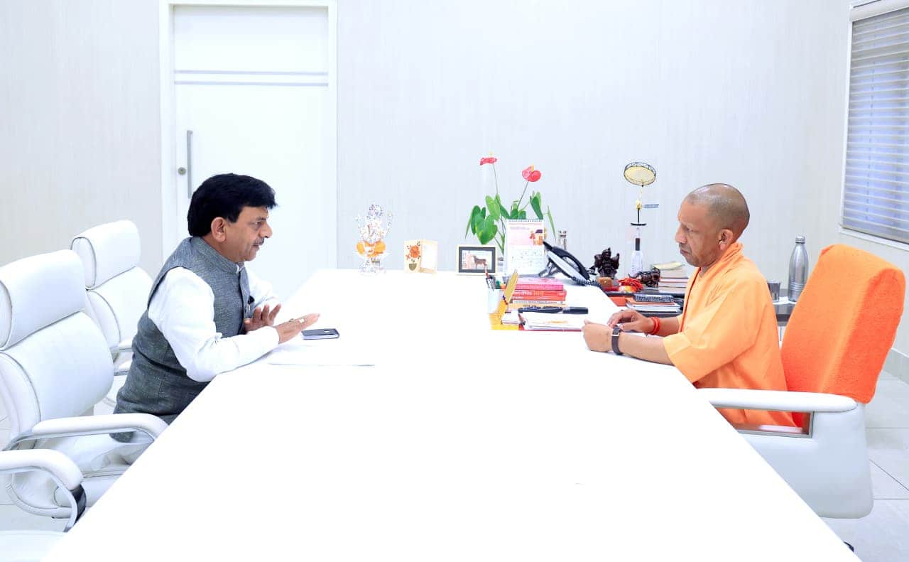 राज्यमंत्री कपिल देव अग्रवाल व सीएम योगी आदित्यनाथ