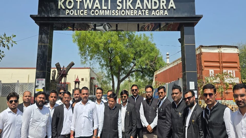 सिकंदरा थाने में वकीलों का हंगामा।