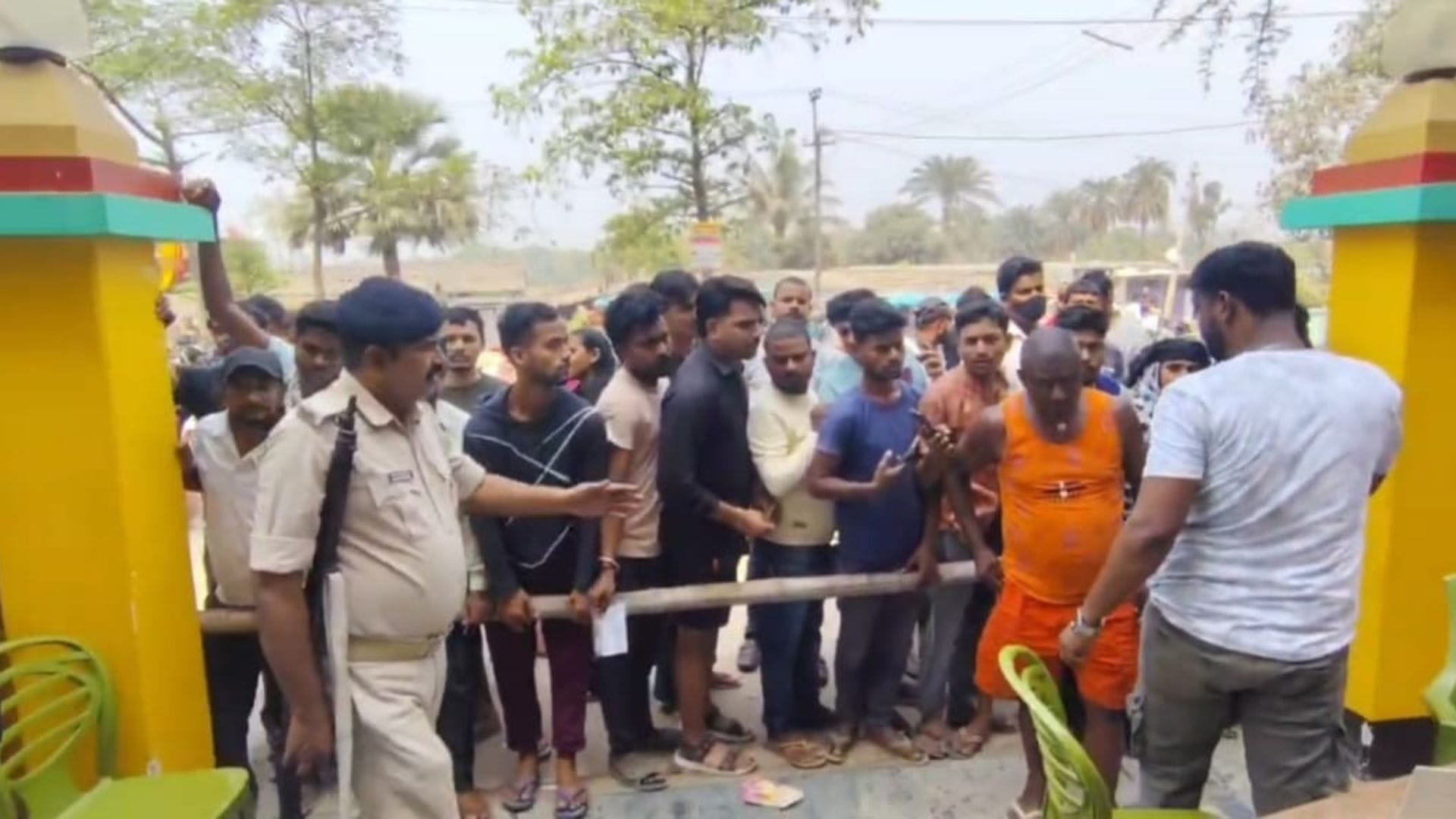 सिलिंडर के लिए लगी भीड़