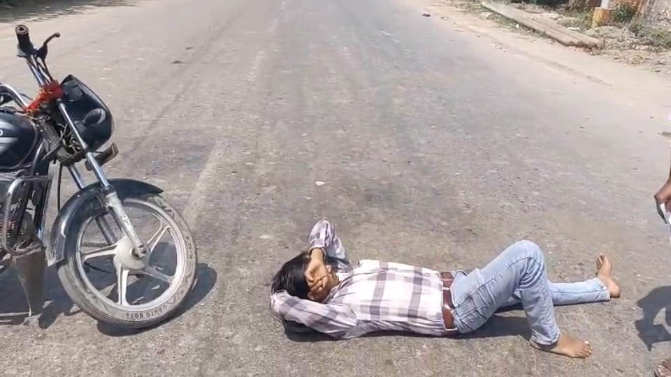 Unnao: Frustrated by the lack of bill correction for eight months, a consumer lies down on the road